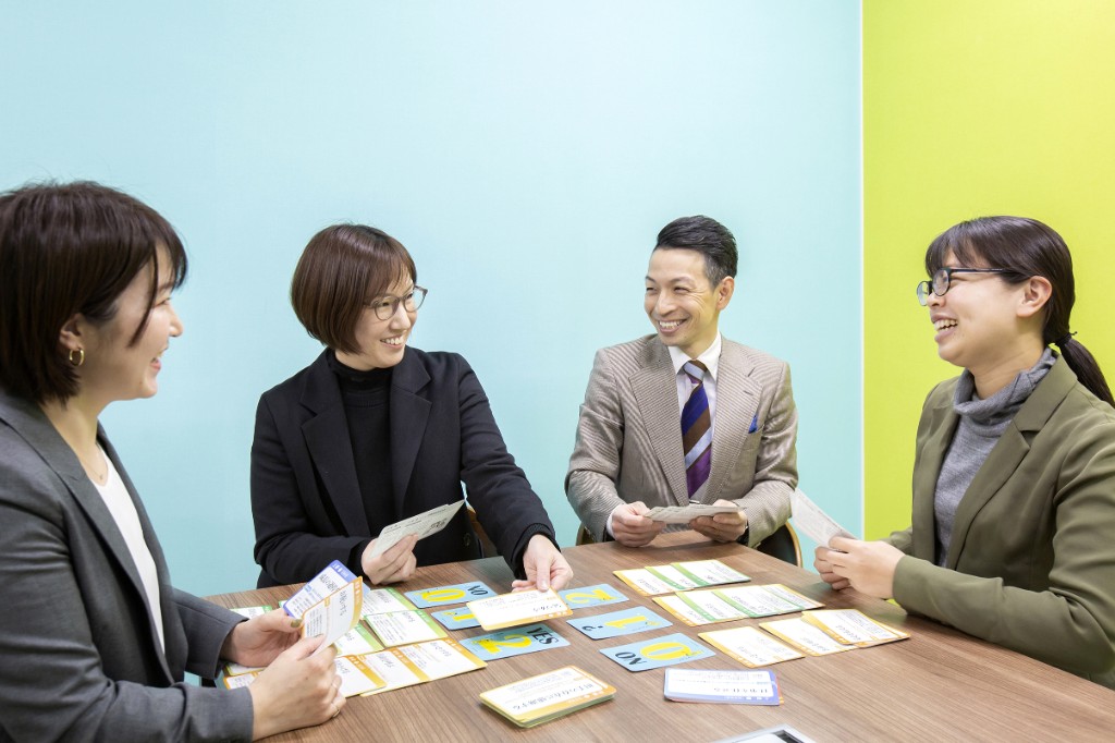 リアライ社会保険労務士法人のメンバーが打ち合わせをする様子